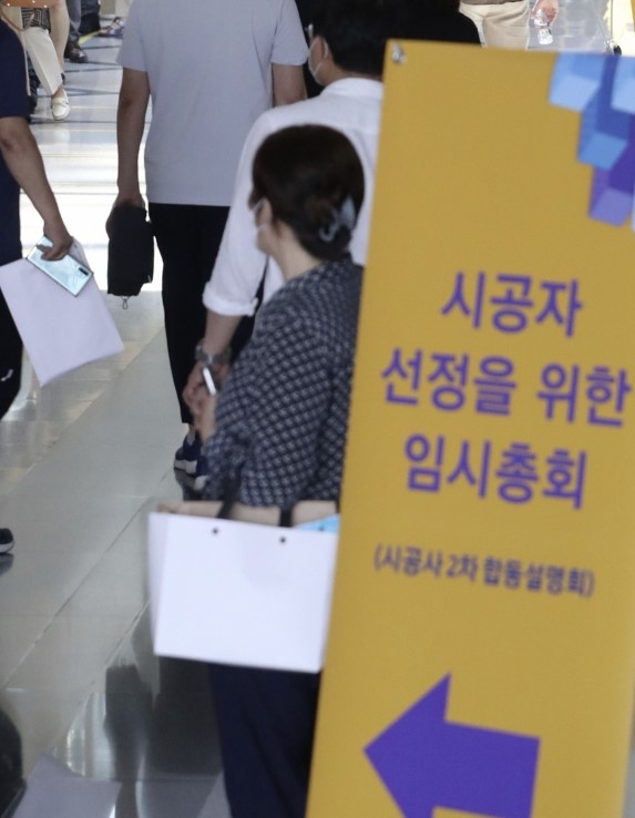 “재건축 규제 풀리면 뭐하나, 지어줄 곳 없는데”…강남권도 연이은 유찰 사태