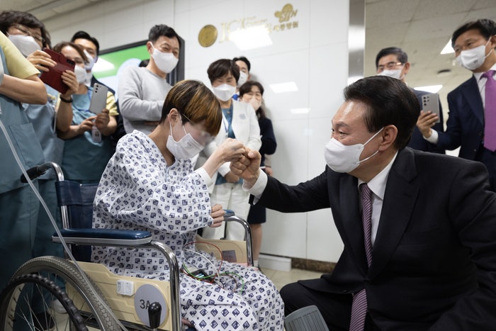 심장 전문<b>병원</b> 찾은 尹 “의료개혁, 국민·의료인 중 어느 한쪽 희생 강요 아...