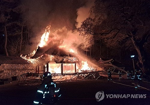 백제 의자왕 때 창건한 <b>김제 망해사</b> ‘<b>극락전</b>’ 전소
