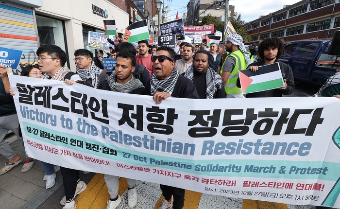 서울대에 붙은 <b>팔레스타인</b> 지지 포스터 훼손한 범인 붙잡혔다…정체는
