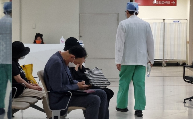  지난달 30일 서울대·세브란스병원 교수들이 개별 휴진을 한 가운데 서울대병원에서 의료진이 업무를 보고 있다. [이승환 기자]