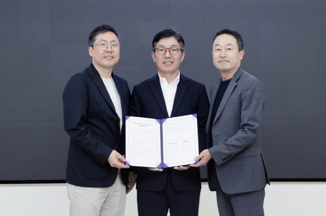 Zebra Brothers and Naver Cloud signed a business agreement at Naver 1784 on May 7th to develop AI-based digital marketing services. From left to right, Zebra Brothers CEO Shin Hee-jin, Naver Cloud CEO Kim Yu-won, Zebra Brothers CEO Jang Deok-su (Photo provided by the company)