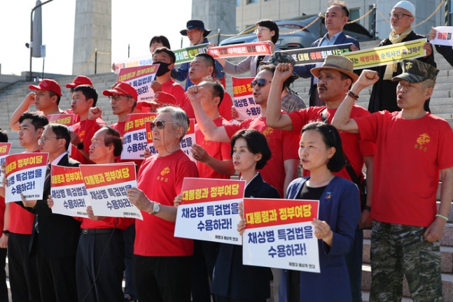 Members of the Marine Corps Reserve Unit chanting slogans urging the President and the ruling party to adopt the 'Chae Sang-byeong Special Investigation Act' in front of the main building of the National Assembly on the afternoon of the 2nd, when the 'Chae Sang-byeong Special Investigation Act' passed the National Assembly with the sole support of the Democratic Party and the opposition parties. [Photo = Yonhap News]