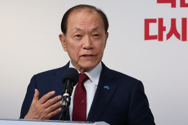  Hwang Woo-yea, the newly appointed emergency response committee chairman of the People's Power Party, is answering questions from reporters during a press conference held on the morning of the 3rd at the party headquarters in Yeouido, Seoul. [Photo source = Yonhap News]