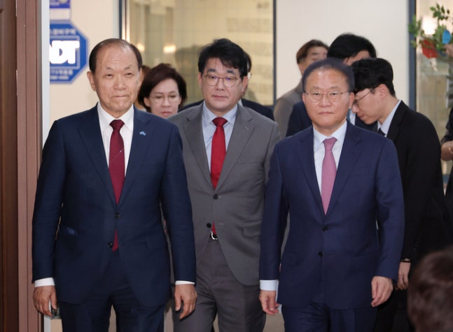 Hwang Woo-yea, the newly appointed emergency response committee chairman of the People's Power Party, is entering the press conference hall at the party headquarters in Yeouido, Seoul on the morning of the 3rd for a press conference involving Yoon Jae-ok, the floor leader, and other party leaders. [Photo source = Yonhap News]