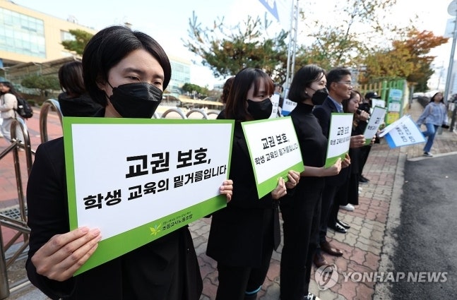 “볼펜 던지고 소리질러”…프로야구 현직 코치, ‘자녀학폭’ 담당 <b>교사</b> 아동...