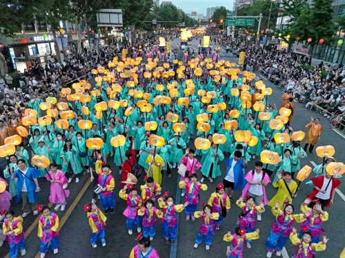  부처님오신날(5월27일)을 일주일 앞둔 지난해 5월 20일 서울 동대문과 종로 일대에서 대규모 연등 행렬이 열리는 모습. [사진 출처 = 연합뉴스]