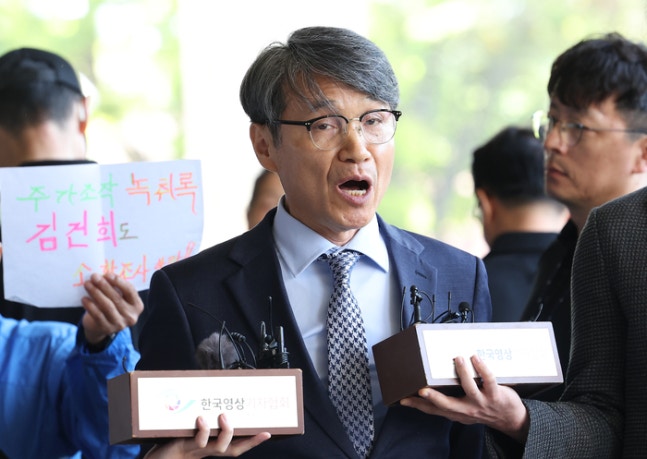  Pastor Choe Jae-young entering the Seoul Central District Prosecutors' Office in Seocho-gu, Seoul on the morning of the 13th for questioning. [Yonhap News]