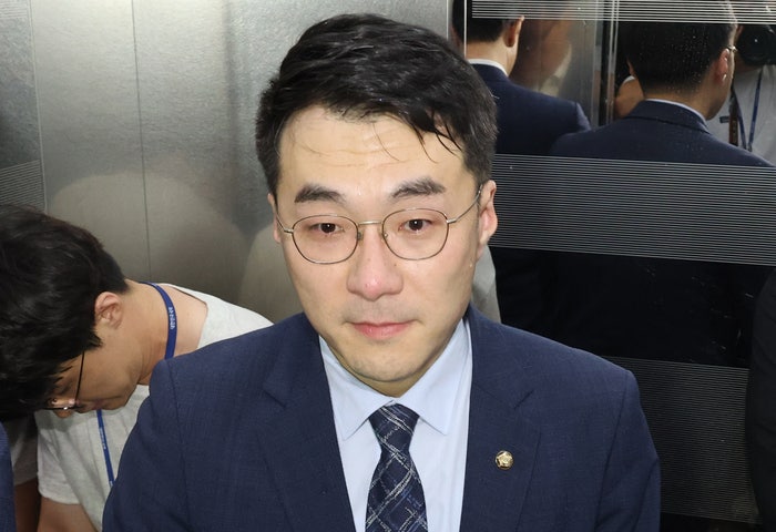 ‘회의중 <b>코인</b>’ <b>김남국</b>, 1년만에 <b>민주당</b> 복당…“꼼수” 논란도