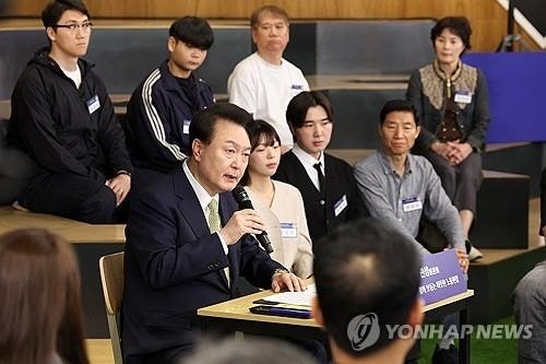 [속보] 尹대통령 “<b>노동약자</b>보호법 <b>제정</b>…<b>노동약자</b> 책임지고 보호”