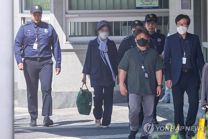 尹<b>대통령 장모</b> 299일만에 <b>가석방</b> …취재진이 질문하자 반응은
