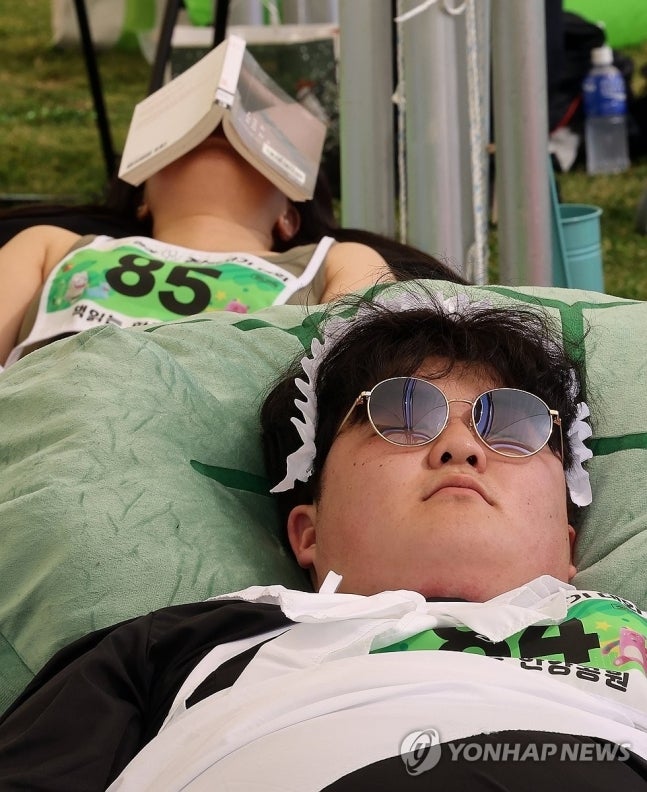 “누가 누가 잘 자나”…전국 잠만보 모였다, <b>한강</b>은 <b>잠퍼자기 대회</b> 중