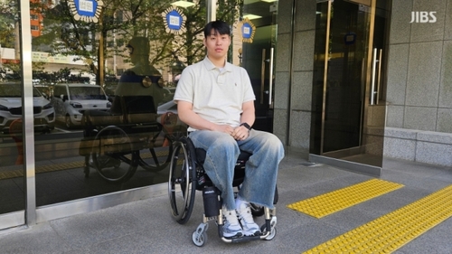 지난달 18일 휠체어를 타고 음주 교통사고 가해자에 대한 재판에 처음 출석한 유연수 전 축구 선수.[사진 제공=JIBS]