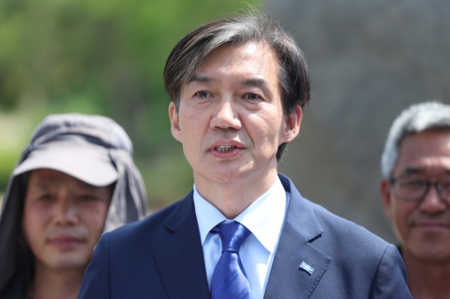 조국 조국혁신당 대표가 지난달 22일 오후 경남 합천군 합천읍 일해공원 입구에서 ‘일해공원 명칭 변경 촉구’ 입장문을 발표하고 있다. [사진 출처 = 연합뉴스]