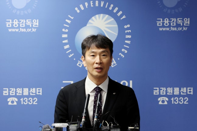  이복현 금융감독원장이 지난달 31일 오전 서울 영등포구 금감원에서 금투세 관련 시장전문가 간담회를 마친 뒤 백브리핑하고 있다. [사진 출처 = 연합뉴스]