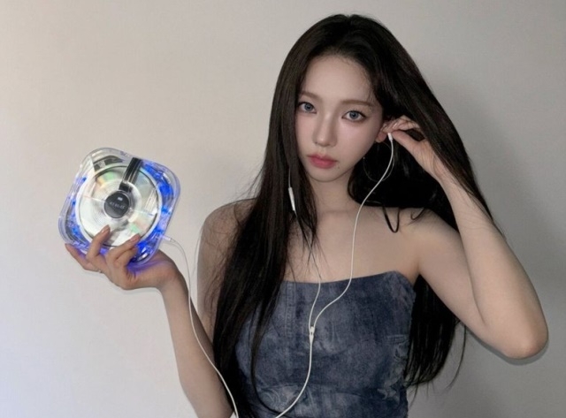 에스파 카리나가 CD플레이어로 앨범을 듣고 있다. 사진|에스파 SNS