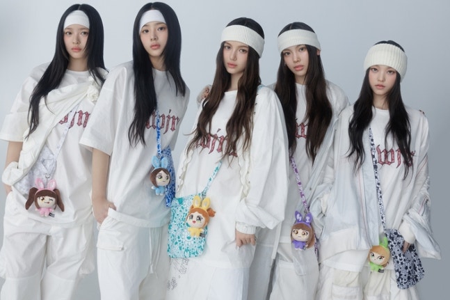 뉴진스 ‘슈퍼내추럴’ 가방 음반. 제공|어도어