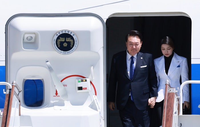 윤 <b>대통령</b>, <b>우즈베키스탄 도착</b>…동포들과 만찬간담회
