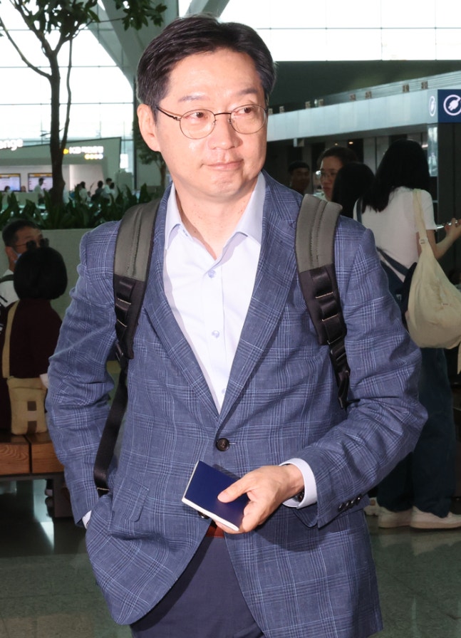 Former Governor Kim Kyung-soo of Gyeongsangnam-do is moving at Incheon Airport on the 14th. Former Governor Kim, who is studying in the UK, briefly returned home to attend the mourning ceremony for former President Roh Moo-hyun. [Yonhap News]