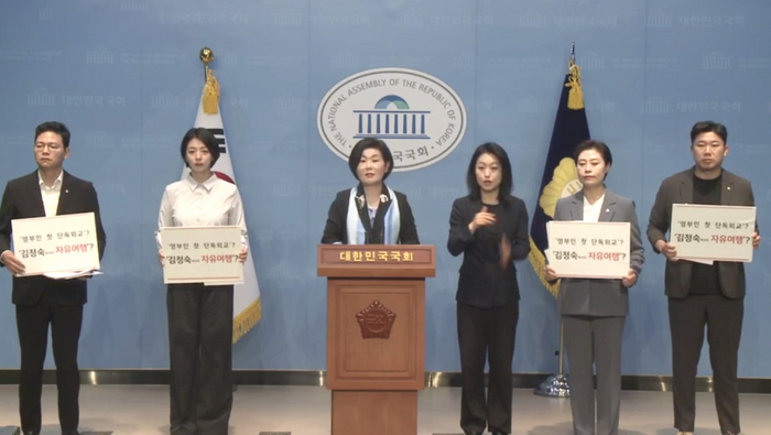 與 “靑 요청으로 <b>김정숙 타지마할</b> 일정 추가”