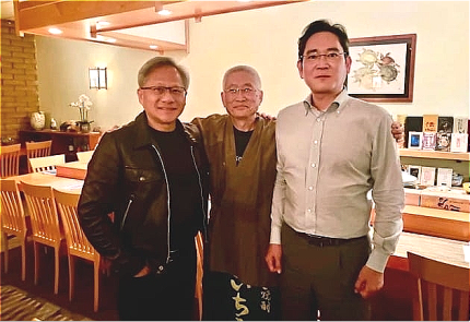이재용 삼성전자 회장(오른쪽)이 지난해 5월 10일 미국 실리콘밸리에 있는 일식집에서 젠슨 황 엔비디아 최고경영자(CEO·왼쪽)와 기념촬영하고 있다. [사진출처 = 사와스시 페이스북]