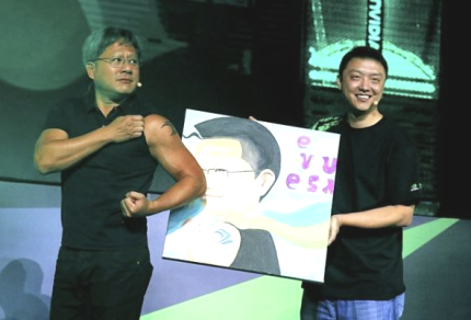 2014년 10월 엔비디아 게이밍 페스티벌에서 젠슨 황이 팔뚝에 기업 로고를 문신한 것을 보여주고 있다. [사진출처=엔비디아 ]