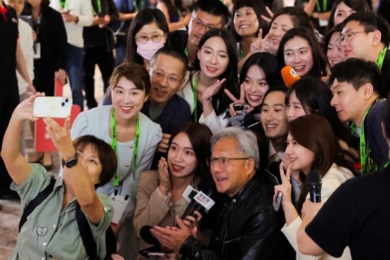 대만 기자들과 사진찍고 있는 젠슨 황 엔비디아 CEO의 모습. [사진출처 = 연합뉴스]