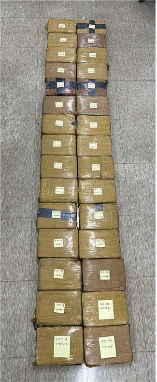 <b>부산신항서</b> 발견된 165억원어치 <b>코카인</b> ‘배달사고’였다