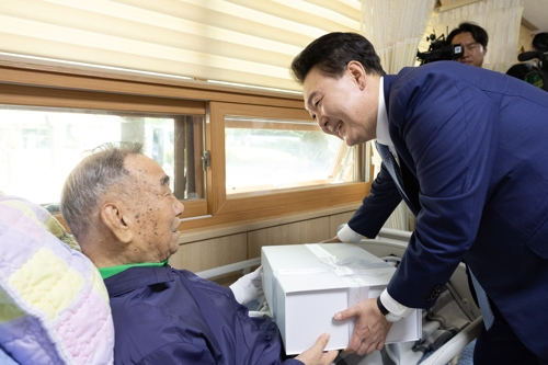 <b>보훈요양원</b> 찾은 尹<b>대통령</b> “영웅들 기억하겠다”