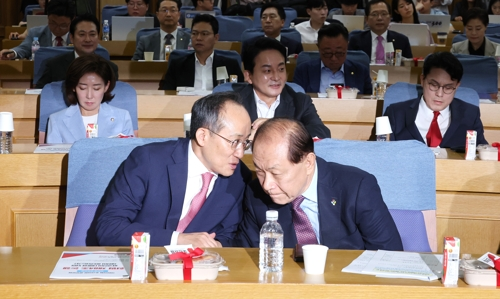 추경호 국민의힘 원내대표(왼쪽)가 24일 국회에서 열린 국민의힘 초선의원 공부모임에 참석해 황우여 비상대책위원장과 대화를 나누고 있다. [사진=연합뉴스]