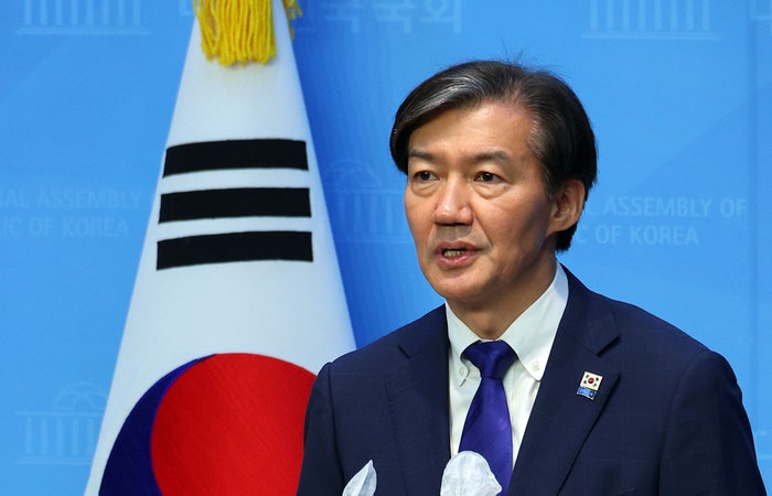 조국 “뼈아프게 머리 숙여 사과드린다, 현 대통령 임기 단축 논의”…당<b>대표</b>...