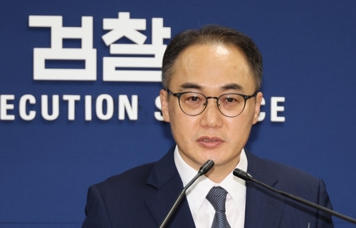 Former Prosecutor General Yoon Seok-youl announcing his stance on the impeachment motion against prosecutors of the Democratic Party at the Supreme Prosecutors' Office on the 2nd. [Photo Credit = Yonhap News]