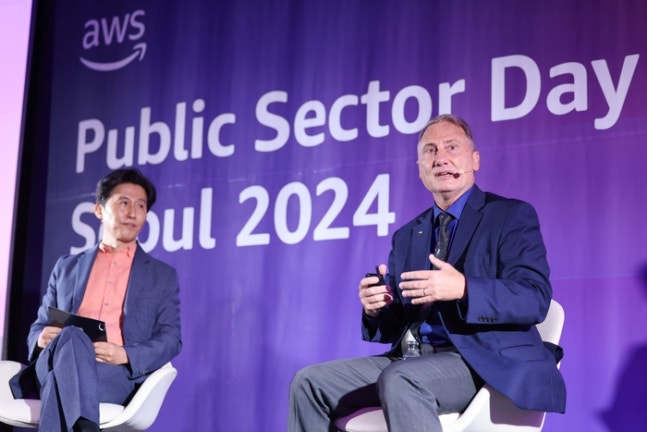 Yoon Jung-won, Representative of Public Sector at AWS Korea (left) and Clint Crosier, AWS Aerospace & Satellite General Manager, are delivering a keynote address at 'AWS Public Sector Day Seoul' held in Coex, Gangnam-gu, Seoul on the 4th. [Photo = AWS]