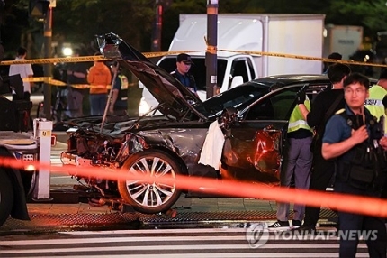 지난 1일 저녁 서울 시청역 인근 교차로에서 차량이 인도로 돌진해 보행자들을 덮치는 사고가 났다.[사진출처=연합뉴스]