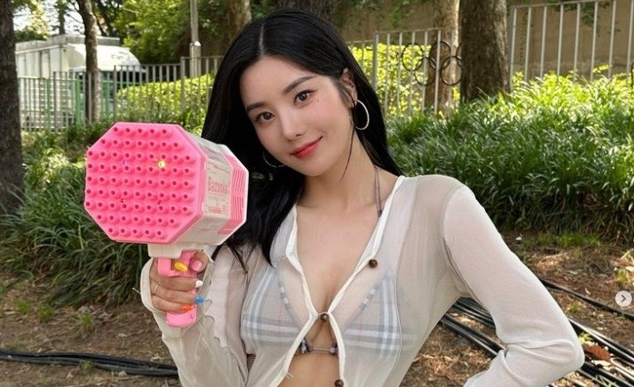 “성희롱 음란사진 <b>유포자</b> 고소”…법적 대응 나선 ‘워터밤 여신’ <b>권은비</b>