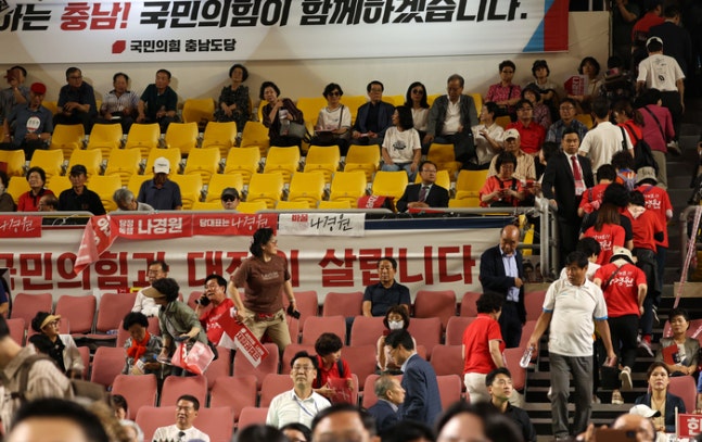  Some participants are leaving after the speech of the candidate they support at the joint event of the People Power Party in Cheonan, South Chungcheong Province on the afternoon of the 15th. [Photo Credit= Yonhap News]