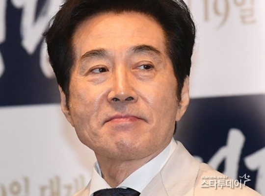 <b>백윤식</b> 허위 고소한 前 <b>연인</b>, 1심서 <b>징역형</b> 집유…“죄질 매우 불량”