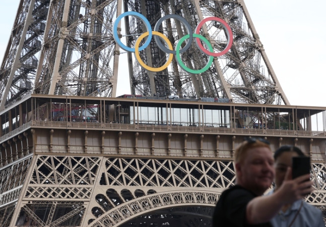 On the 23rd (local time), three days before the opening of the 2024 Paris Olympics, citizens are taking selfies in front of the Eiffel Tower in Paris, France. [Photo Source= Yonhap News]