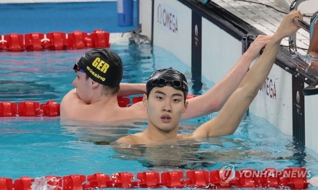 황선우·김우민 충격 제보 “버스 <b>에어컨</b> 가동 안해…한 <b>선수</b> 쓰려졌다 들어”