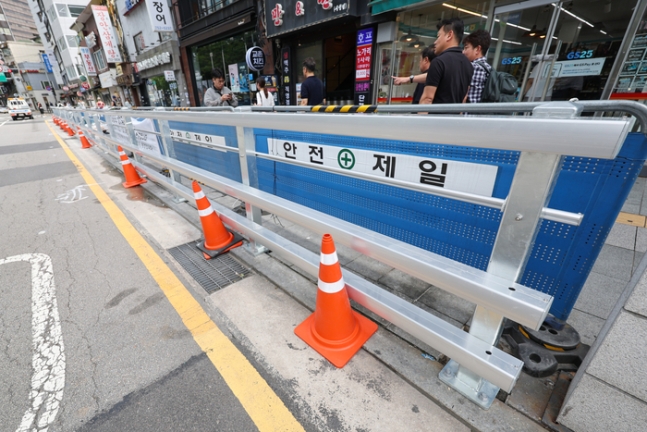 24일 오후 서울 시청역 역주행 사고 현장에 방호 울타리가 설치돼 있다.[사진제공=연합뉴스]