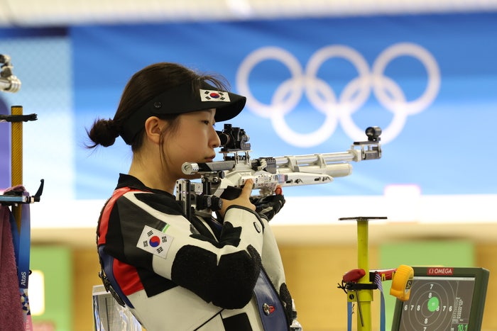 사격 입문 3년 만에 <b>올림픽</b>新까지… ‘<b>여고생</b> 소총수’ <b>반효진</b>, 본선 1위로 결...