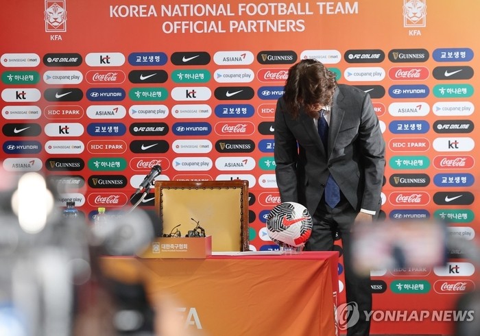 “10년전 인맥축구 인정한다, 이젠 달라졌다”…<b>홍명보 감독</b> 취임회견서 고개...