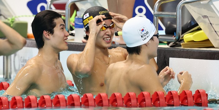“내일 새벽 5시 깨어있어야”...<b>남자 계영 800m</b> 단체전 사상 첫 결승