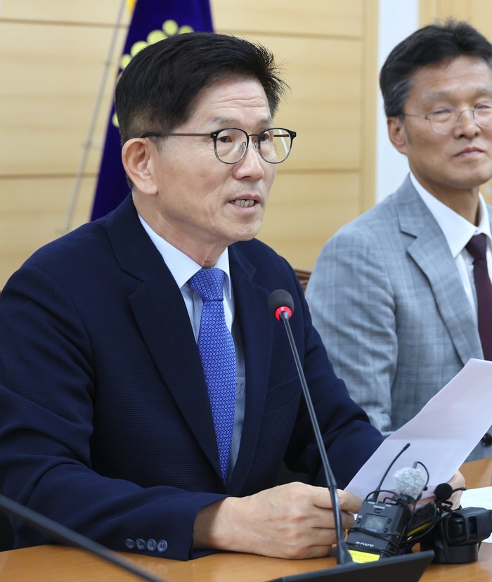 [속보] 尹, 고용부 <b>장관</b>에 <b>김문수</b> 경사노위원장 <b>지명</b>