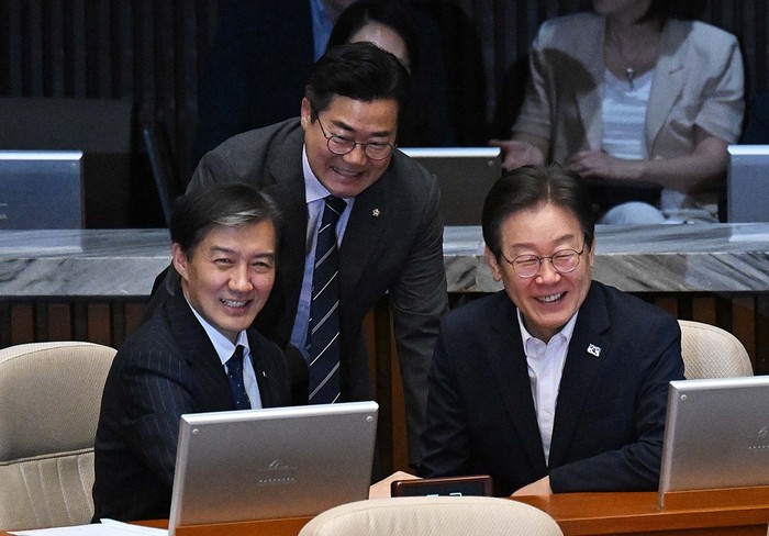 <b>이재명</b>·<b>조국</b> 2시간 ‘번개회동’… “국정위기 논의”