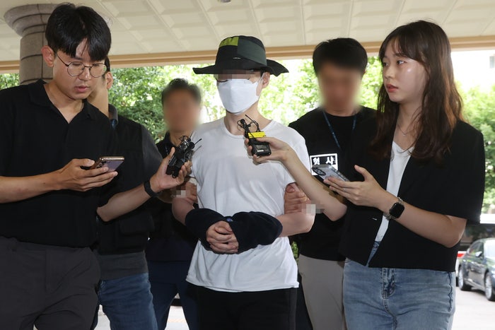 “나를 미행하는 스파이라 여겨 범행”…‘<b>일본도</b> 살인’ <b>피의자 구속</b>
