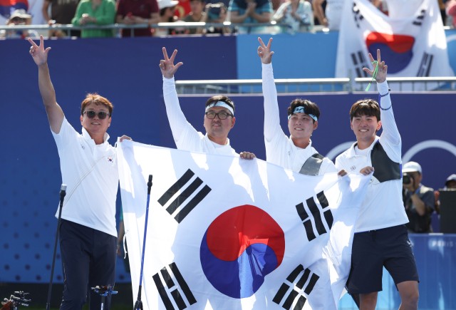 “또 텐 텐 텐~”...김우진·이우석·김제덕, 남자<b>양궁 개인전 8강</b> 진출