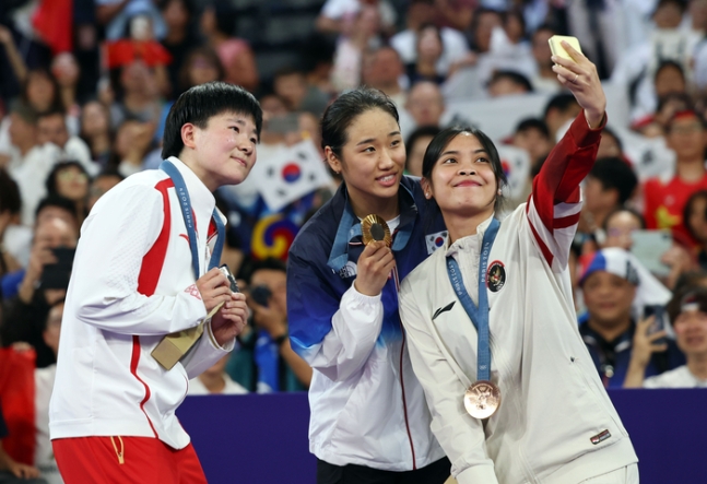5일(현지시간) 프랑스 파리 포르트드 라 샤펠 아레나에서 열린 2024 파리올림픽 배드민턴 여자 단식 결승전에서 우승을 차지한 한국 안세영이 시상대에 올라 갤럭시 Z플립6로 기념촬영을 하고 있다. 왼쪽부터 은메달을