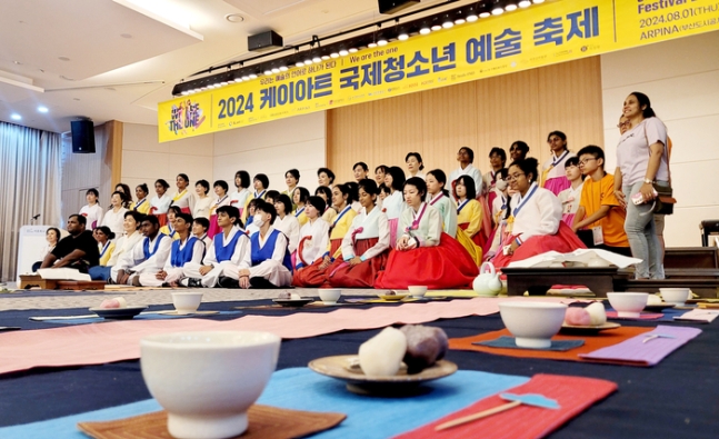 지난 3일 부산 해운대구 아르피나에서 열린 ‘2024 케이아트 국제 청소년 예술축제’에 참가한 한국, 일본, 인도 청소년들이 한복과 전통차 문화를 체험하고 있다. [사진 = 연합뉴스]