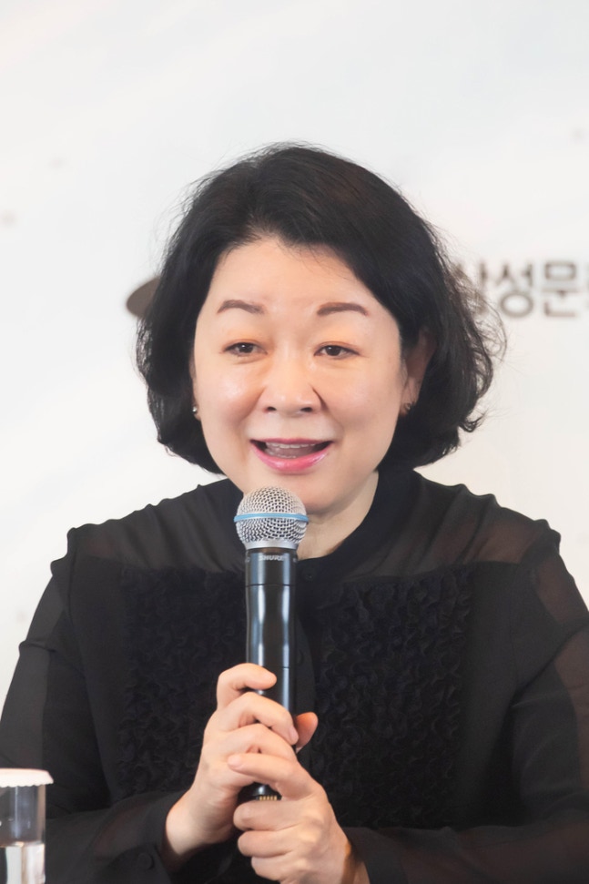  Kang Kyung-won, general director, answering questions from the press at the press conference for the 7th Haktung Music Festival held at The Plaza in Seoul on the 14th. Photo by Sejong Soloists